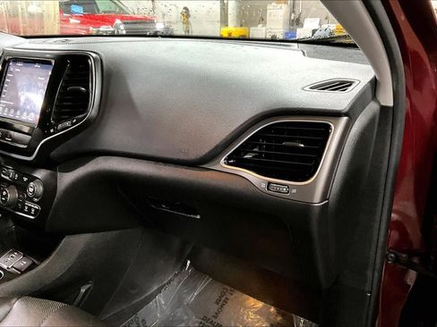 Used 2019 Jeep Cherokee Limited image 18