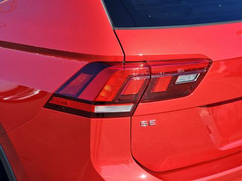 Used 2024 Volkswagen Tiguan SE w/ Panoramic Sunroof Package image 38