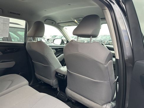 Used 2021 Toyota Highlander LE image 30