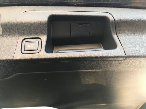 Used 2023 GMC Acadia SLE w/ Driver Convenience Package image 13