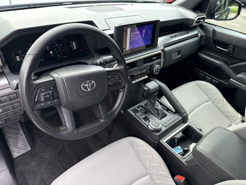 Used 2025 Toyota Tacoma SR5 AWD/4WD image 21