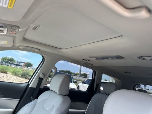 Used 2025 Kia Telluride S AWD/4WD image 30