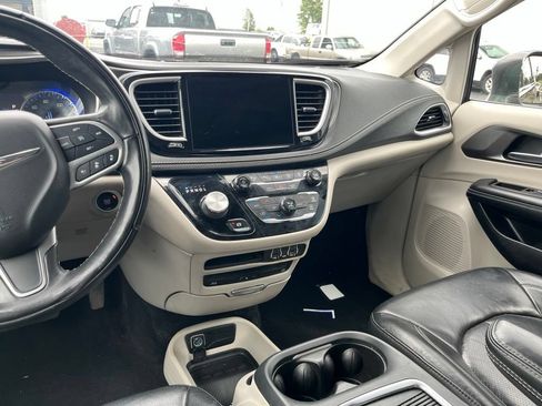 Used 2022 Chrysler Pacifica Touring-L w/ Uconnect Theater Family Group AWD/4WD image 26