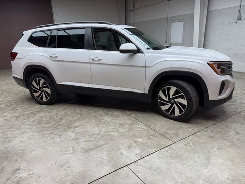 Used 2024 Volkswagen Atlas SE w/ Panoramic Sunroof Package image 6