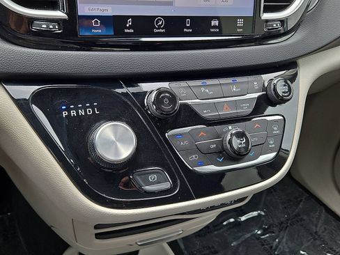 Used 2024 Chrysler Pacifica Touring-L FWD image 28