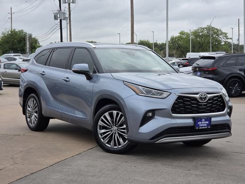 Used 2023 Toyota Highlander Platinum FWD image 2