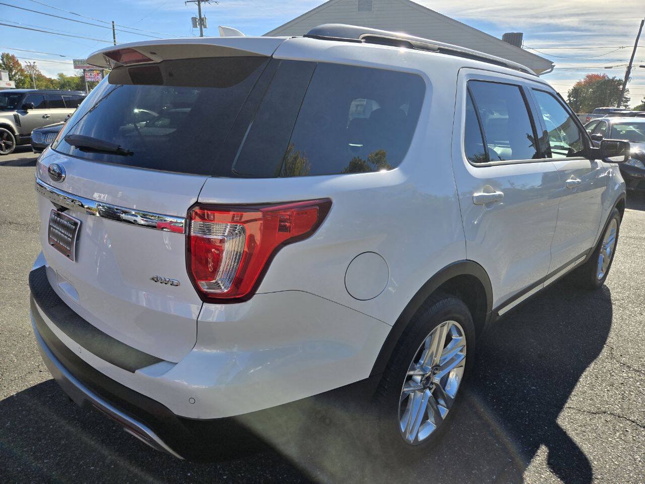 Used 2017 Ford Explorer XLT w/ Equipment Group 202A AWD/4WD image 7