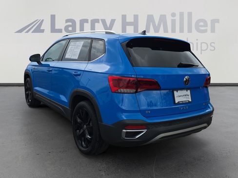 Used 2022 Volkswagen Taos SE w/ Panoramic Sunroof Package image 3