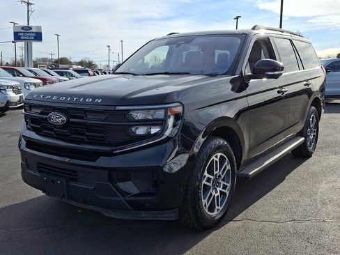 Used 2025 Ford Expedition Active image 3
