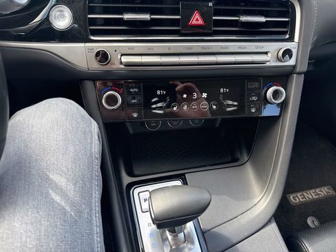 Used 2025 Genesis G70 2.5T image 16