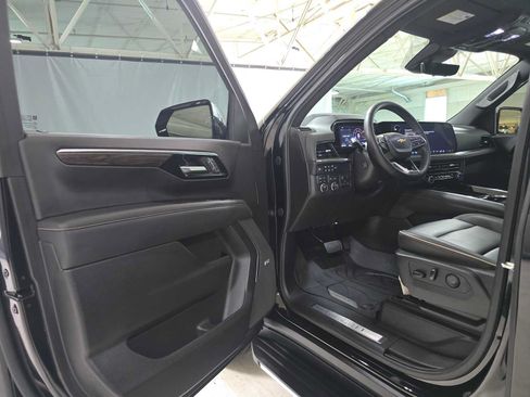 Used 2025 Chevrolet Tahoe Premier AWD/4WD image 21
