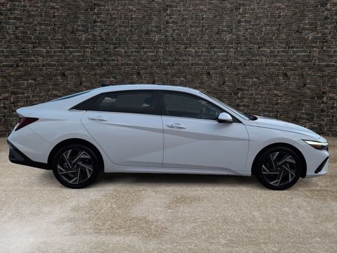 Used 2025 Hyundai Elantra SEL FWD image 3