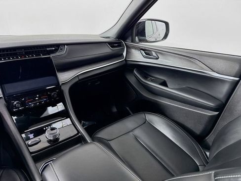 Used 2024 Jeep Grand Cherokee L Limited w/ Black Appearance Package image 24