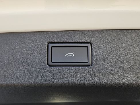 New 2026 Volkswagen Tiguan SE image 8