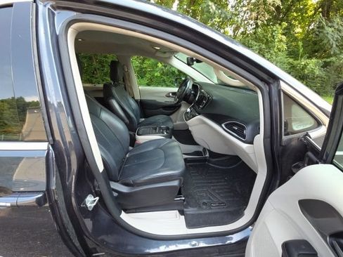 Used 2020 Chrysler Pacifica Touring-L w/ Advanced Safetytec Group FWD image 21