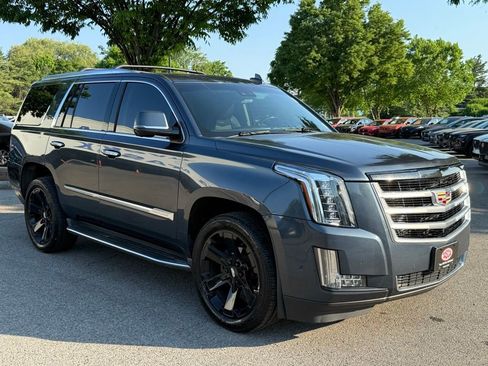 Used 2019 Cadillac Escalade Luxury AWD/4WD image 4
