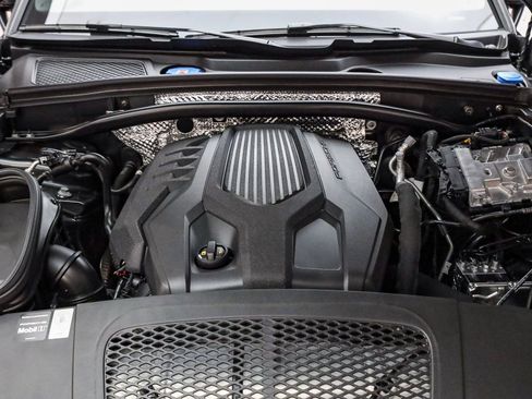 Certified 2025 Porsche Macan image 32