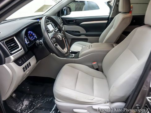 Used 2019 Toyota Highlander LE AWD/4WD image 10