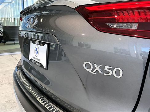 Used 2019 INFINITI QX50 Essential w/ Sensory Package FWD image 9