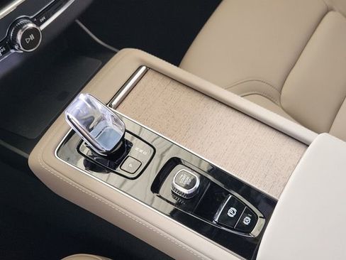 New 2026 Volvo XC90 B6 Plus w/ Protection Package Premier AWD/4WD image 18