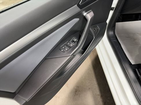 Certified 2025 Volkswagen Jetta SE FWD image 24
