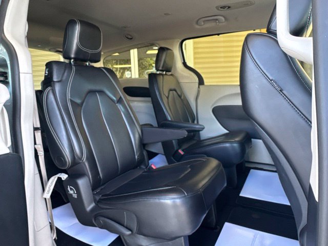 Used 2023 Chrysler Pacifica Touring-L FWD image 5