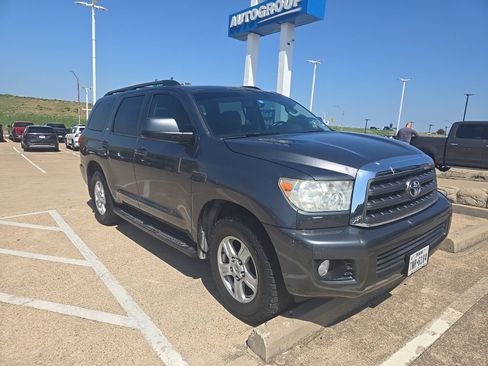 Used 2017 Toyota Sequoia SR5 w/ Premium Package RWD image 3
