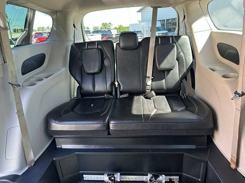 Used 2023 Chrysler Pacifica Touring-L FWD image 28
