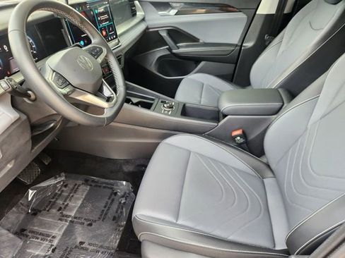Used 2025 Volkswagen Tiguan SE AWD/4WD image 4
