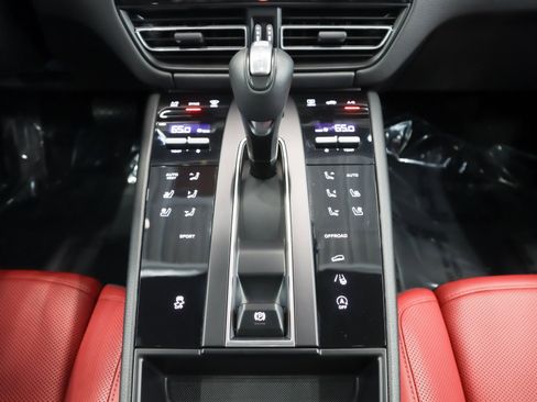 Certified 2024 Porsche Macan AWD/4WD image 16