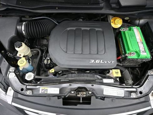 Used 2015 Chrysler Town & Country Touring FWD image 44