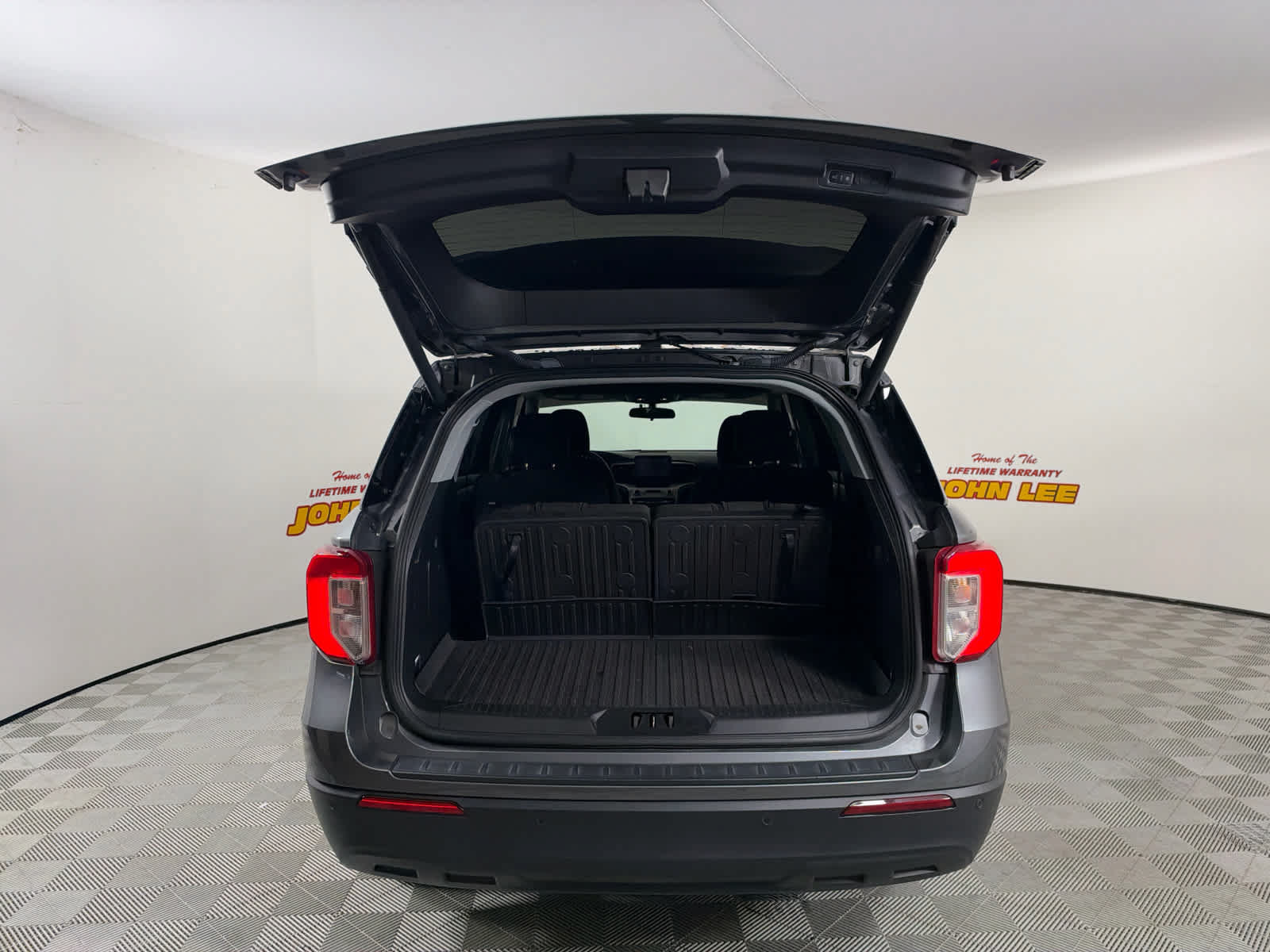 Used 2024 Ford Explorer XLT RWD image 5