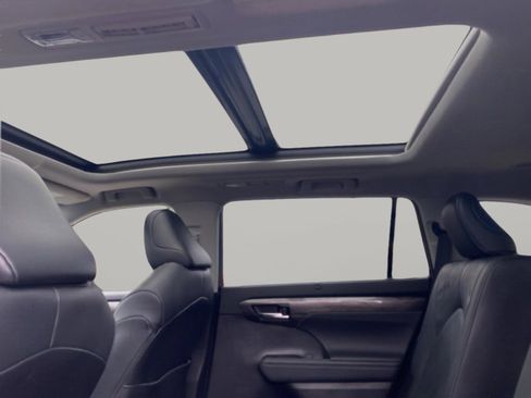 Used 2021 Toyota Highlander Platinum image 30