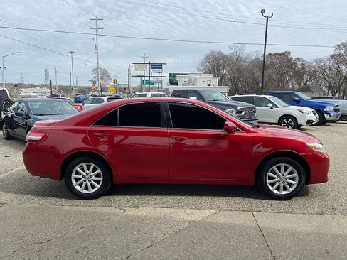 Used 2011 Toyota Camry XLE w/ XLE Extra-Value Pkg #2 image 4