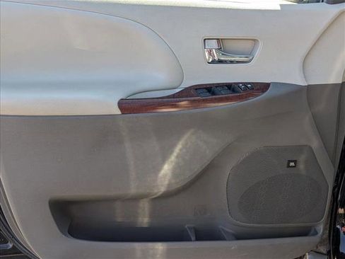 Used 2013 Toyota Sienna XLE w/ Premium Pkg FWD image 11