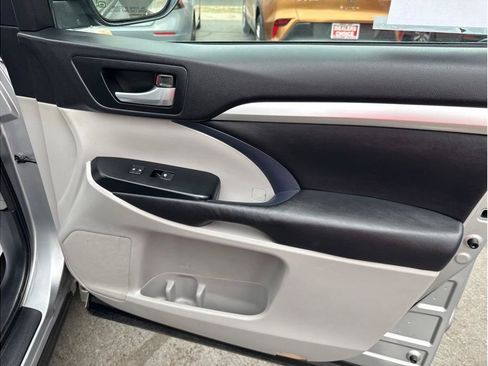 Used 2015 Toyota Highlander XLE FWD image 7
