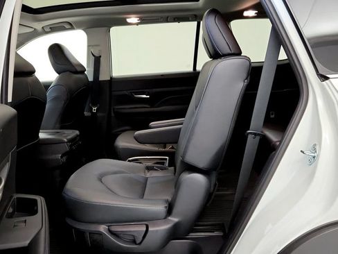 Certified 2025 Toyota Grand Highlander FWD image 28