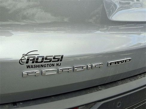 Used 2024 GMC Acadia AT4 w/ Luxury Package image 32