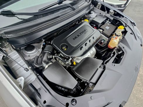 Used 2019 Jeep Cherokee Latitude w/ Popular Appearance Group image 38