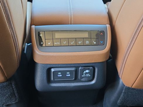 New 2026 Nissan Pathfinder Platinum image 18