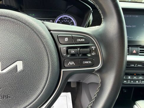 Used 2022 Kia Niro LXS FWD image 22