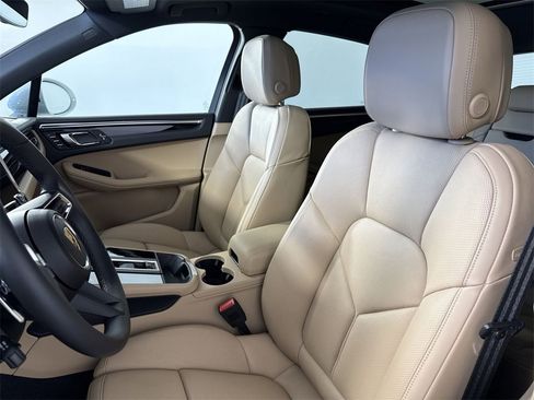 Certified 2025 Porsche Macan image 5