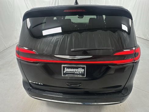 Used 2025 Chrysler Pacifica Select image 4