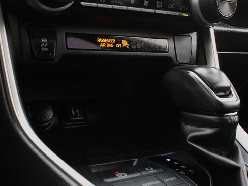 Used 2019 Toyota RAV4 XLE Premium image 34