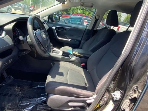 Used 2021 Toyota RAV4 LE FWD image 6