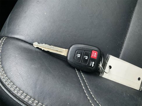 Used 2017 Toyota Camry XLE image 37