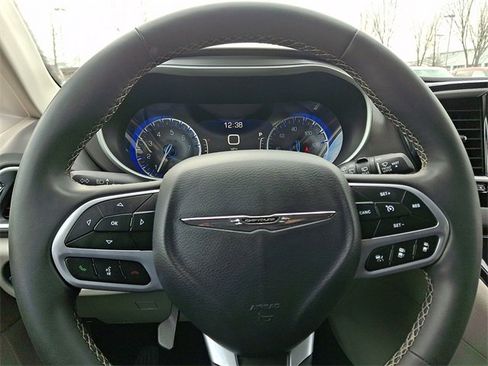 Used 2024 Chrysler Pacifica Touring-L image 19