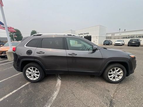 Used 2016 Jeep Cherokee Latitude w/ Cold Weather Group AWD/4WD image 4