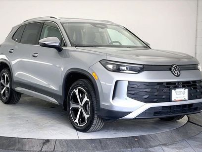 Used 2025 Volkswagen Tiguan SE w/ Panoramic Sunroof Package