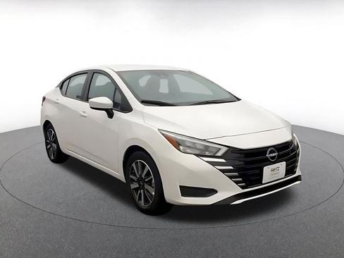 Used 2025 Nissan Versa SV image 3